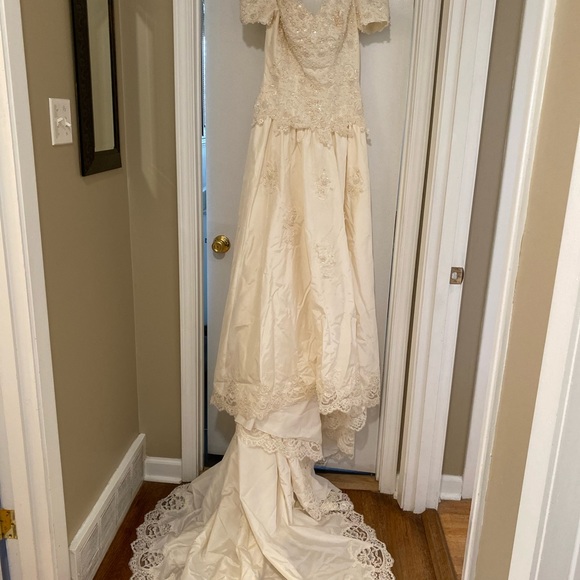BONNY GORGEOUS SIZE 12 DETAILED WEDDING DRESS WITH GOLD BEADING ON THE FRONT - Picture 2 of 9